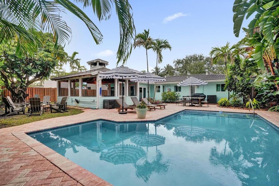 Patio, Day, Pool view, Swimming pool, sunbed