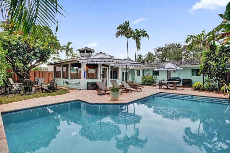 Pool view, Swimming pool, sunbed