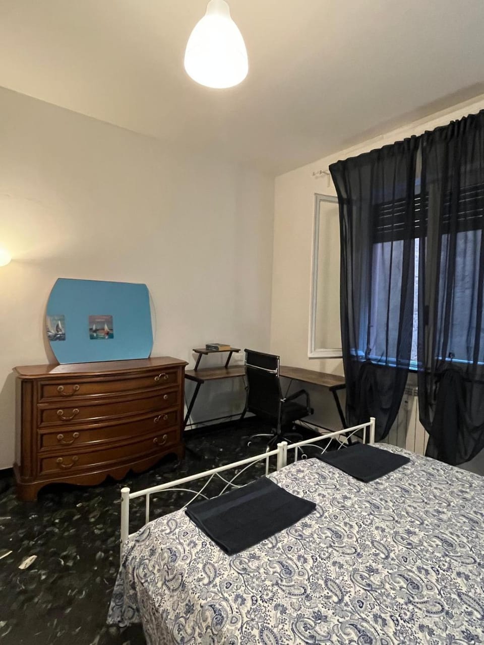 Yalda private Room Bed and Breakfast in Genoa