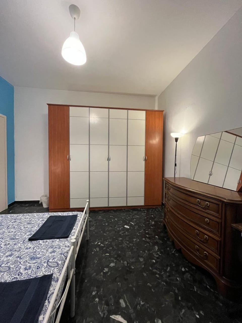Yalda private Room Bed and Breakfast in Genoa