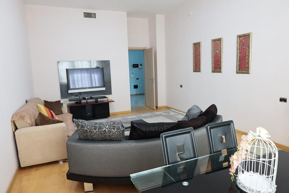 Communal lounge/ TV room, TV and multimedia, Living room, Seating area, Evening entertainment