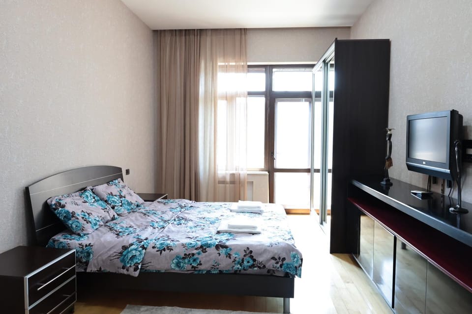 Bed, TV and multimedia, Photo of the whole room, Bedroom
