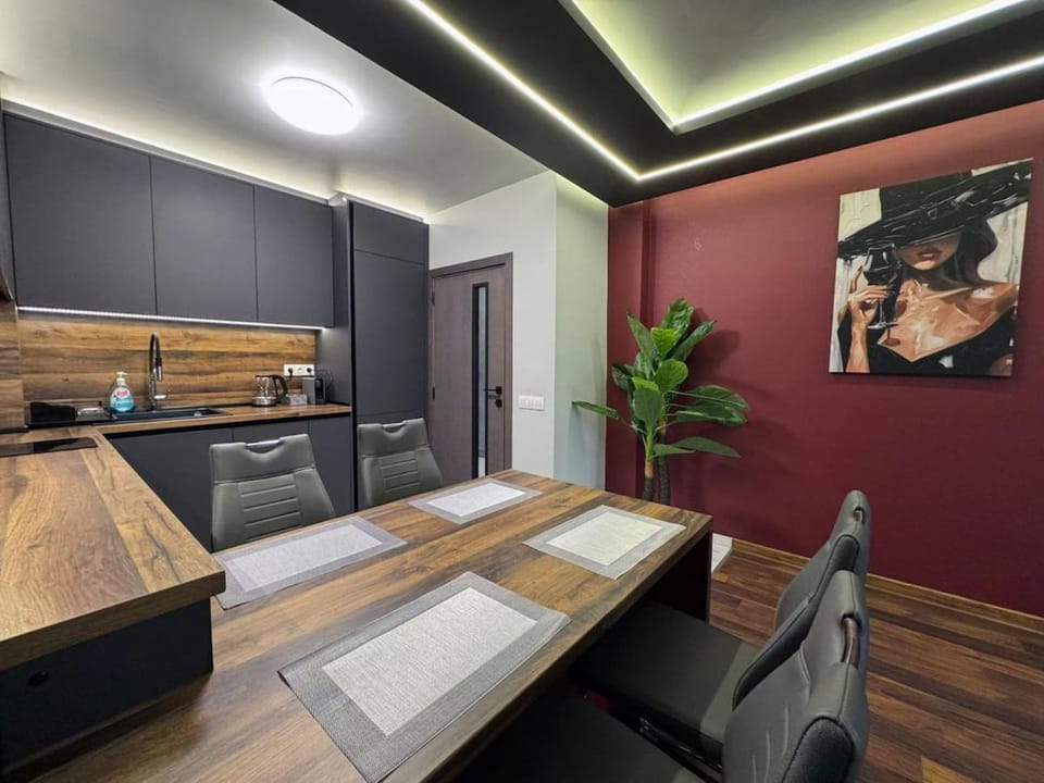 Kitchen or kitchenette, Dining area