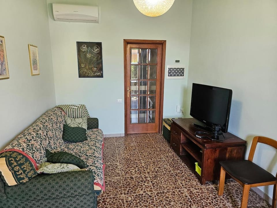 TV and multimedia, Seating area, Garden view, air conditioner