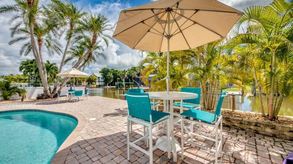 Patio, Day, Natural landscape, Garden view, Swimming pool, sunbed