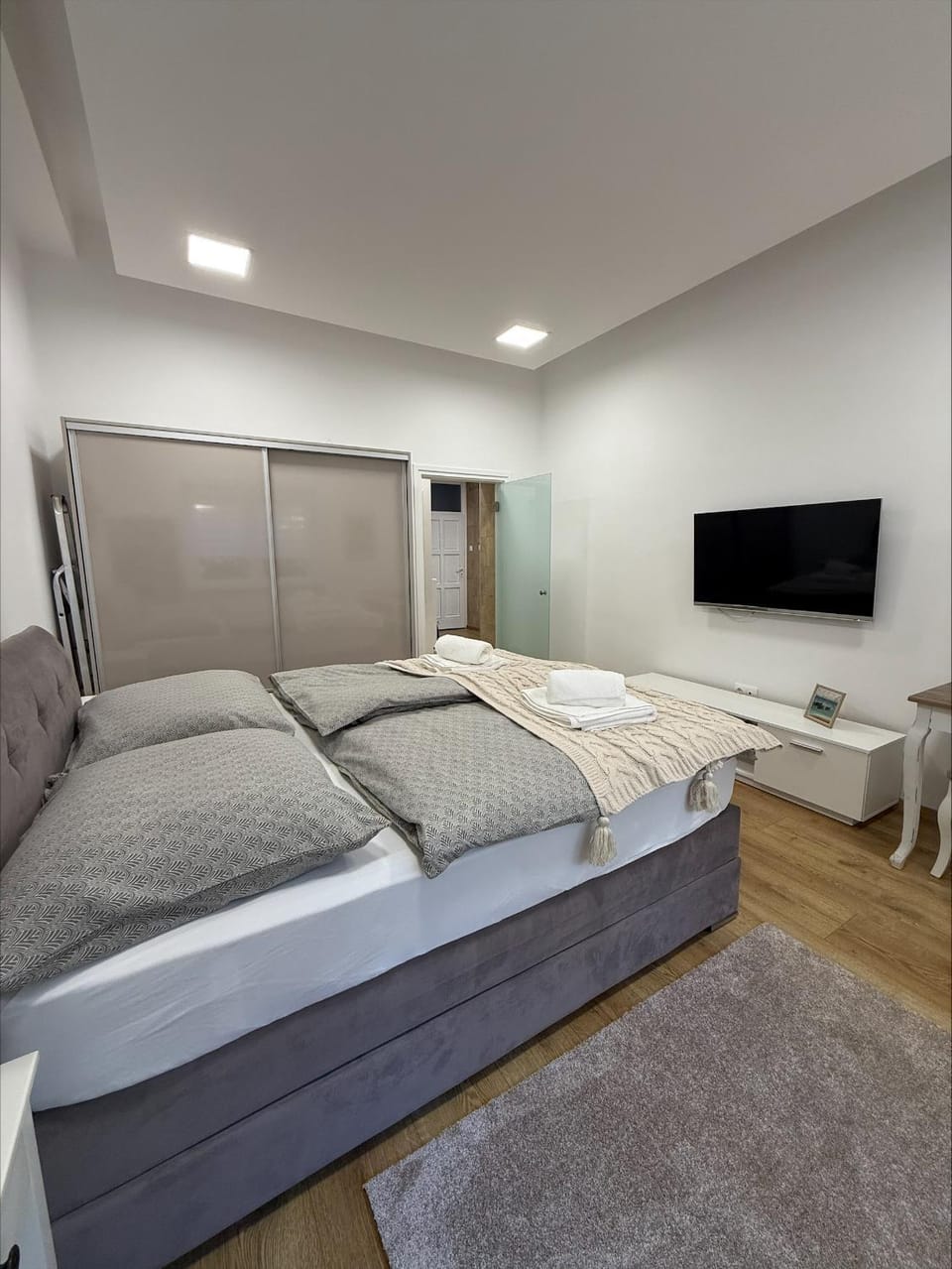 Bed, TV and multimedia, Bedroom