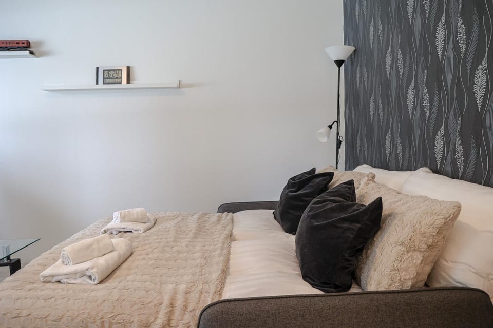 Bed, Photo of the whole room, Bedroom, towels