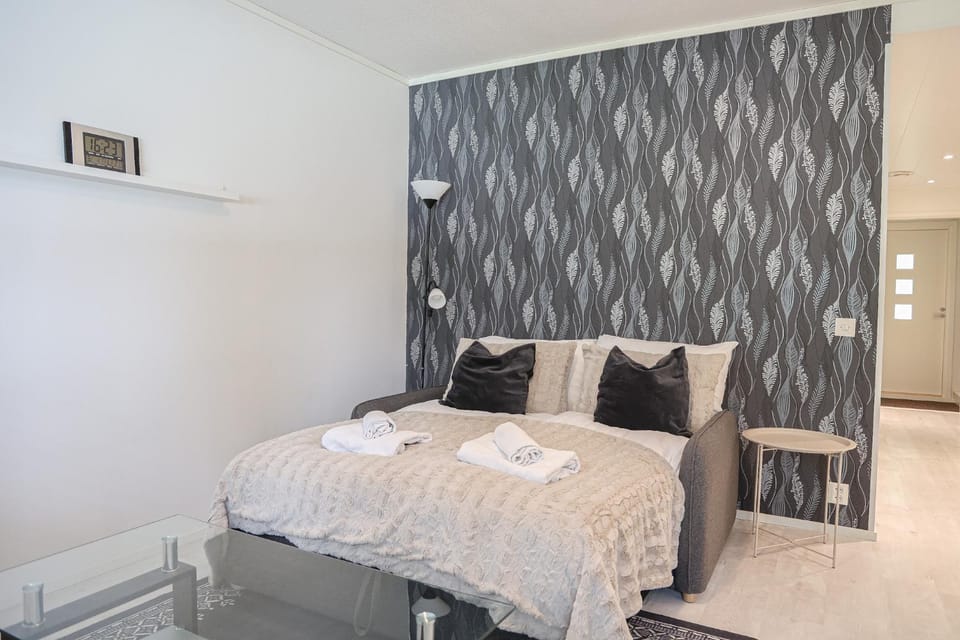 Bed, Living room, Bedroom, towels