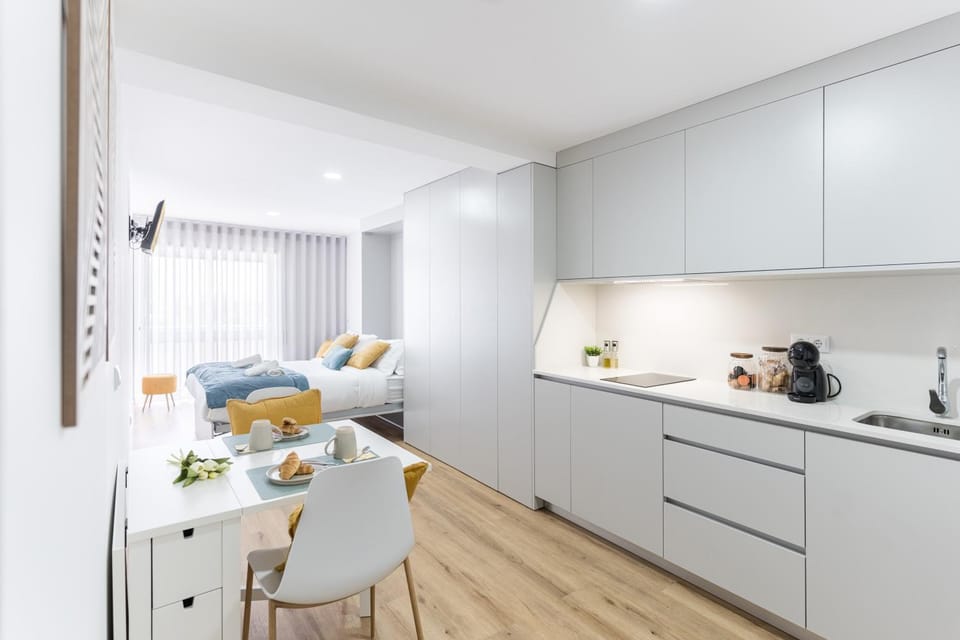 Bed, Coffee/tea facilities, Kitchen or kitchenette, Photo of the whole room, Seating area, Bedroom, stove