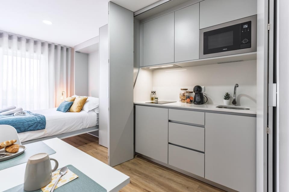 Bed, Kitchen or kitchenette, Photo of the whole room, Seating area, Bedroom