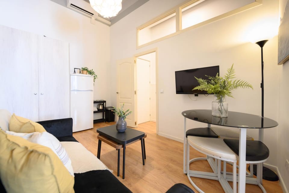 Apartamento de 1 dormitorio con balcón en el corazón de Madrid Temporal CER822 Apartment in Centro