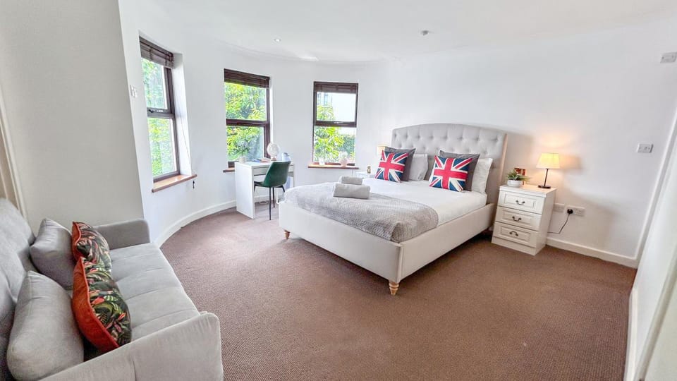 Bed, Photo of the whole room, Seating area, Bedroom, flat iron, towels, wardrobe