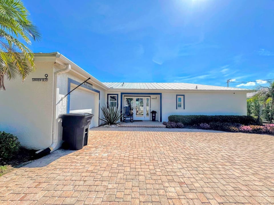 9 Sunview House in Estero Island
