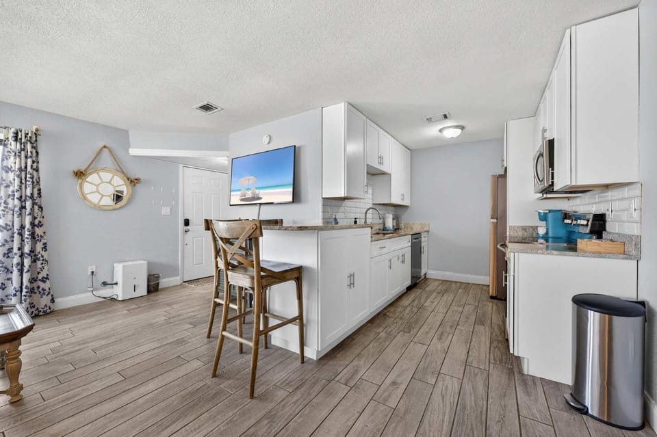 TV and multimedia, Dining area, dishwasher, oven, stove