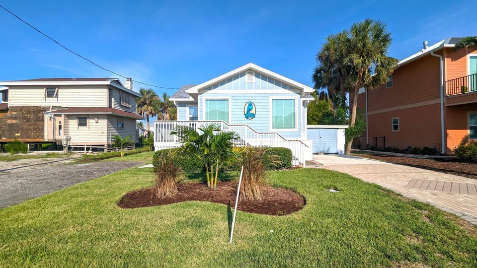 Property building, Spring, Day, Natural landscape, Garden, Garden view