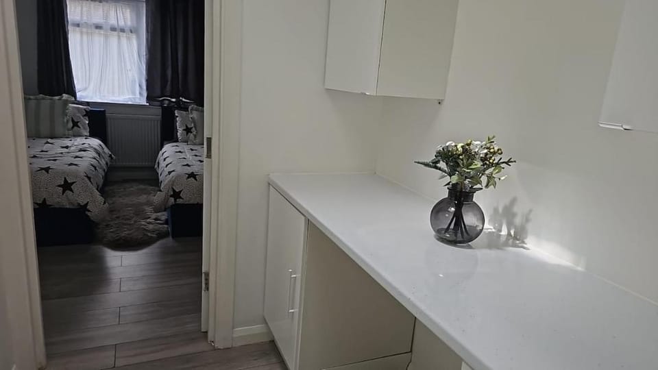 2-Bed with Grdn Retreat Parking Apartment in Wembley