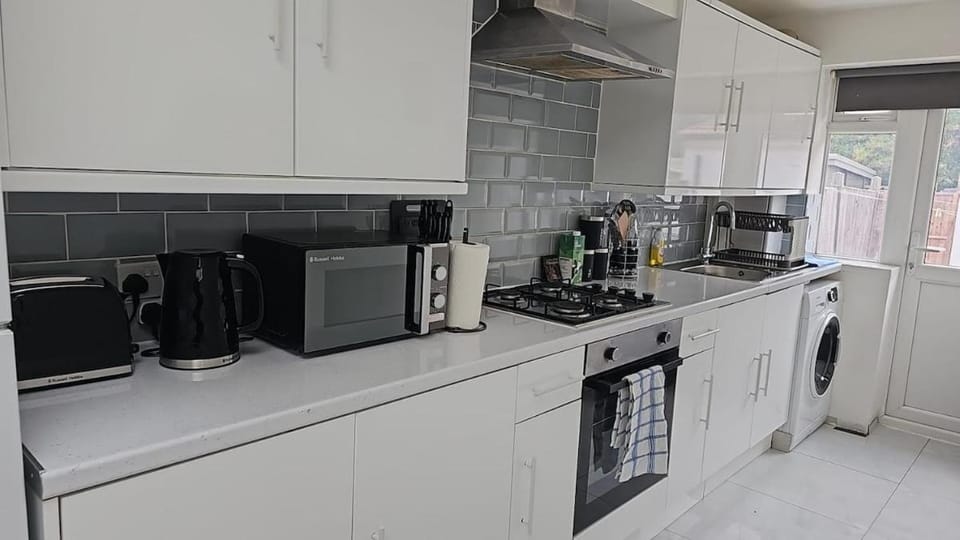 2-Bed with Grdn Retreat Parking Apartment in Wembley