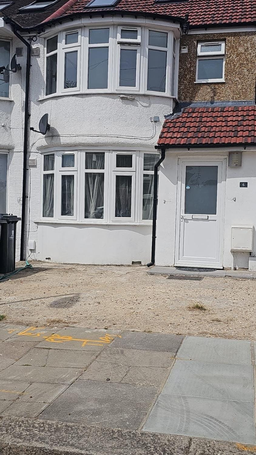 2-Bed with Grdn Retreat Parking Apartment in Wembley