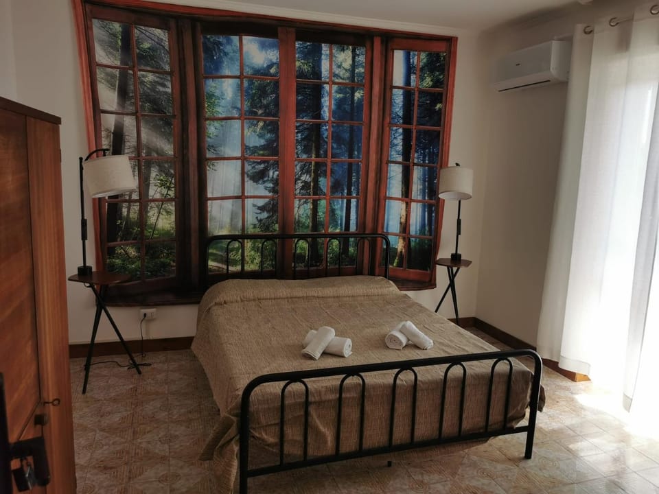 Bed, Bedroom, towels, air conditioner