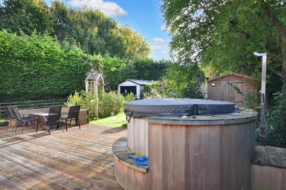 Spacious Cotswolds House Garden with Hot Tub House in Wychavon District