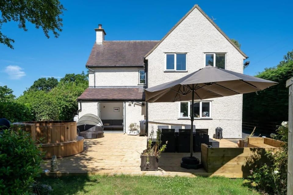 Spacious Cotswolds House Garden with Hot Tub House in Wychavon District