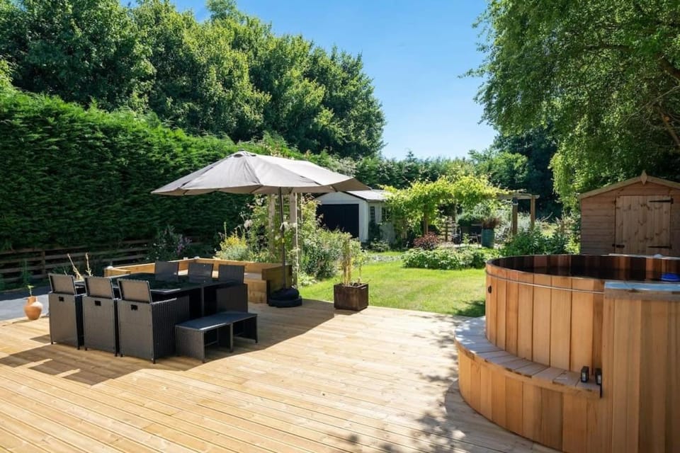 Spacious Cotswolds House Garden with Hot Tub House in Wychavon District