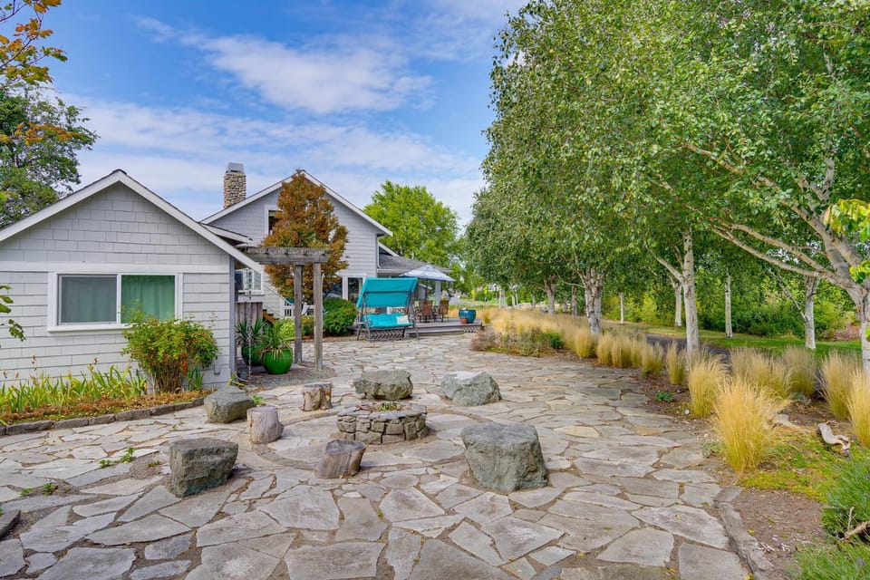 Steps to Beach Home with Hot Tub in Oak Harbor! House in Oak Harbor