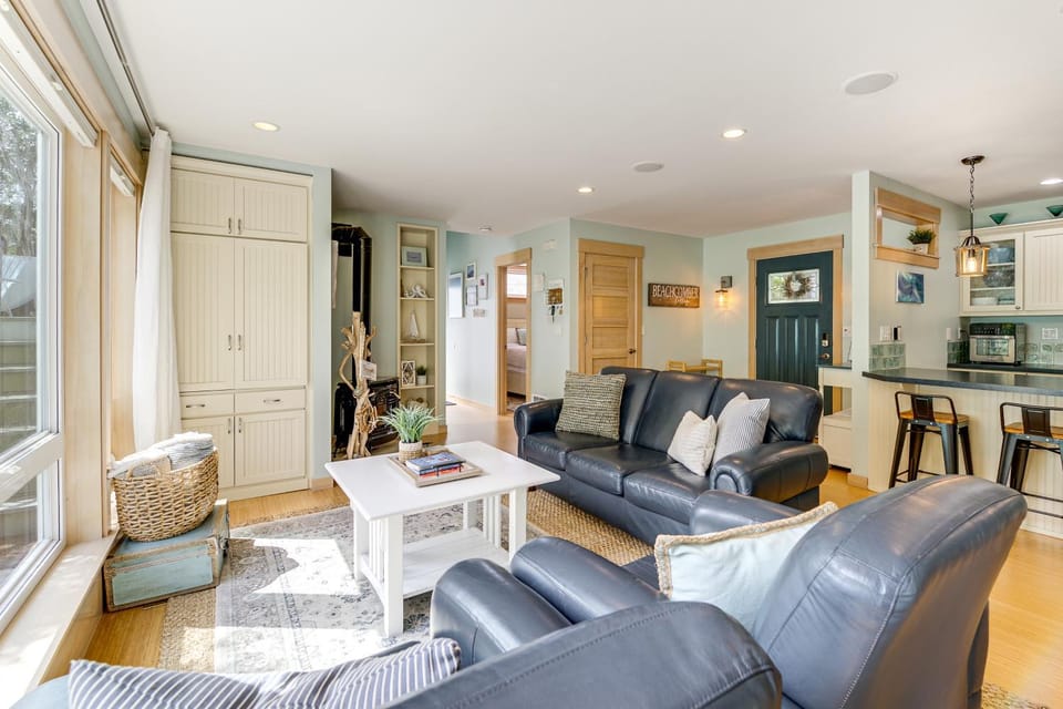 Steps to Beach Home with Hot Tub in Oak Harbor! House in Oak Harbor