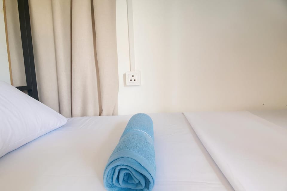 Bed, Bedroom, towels