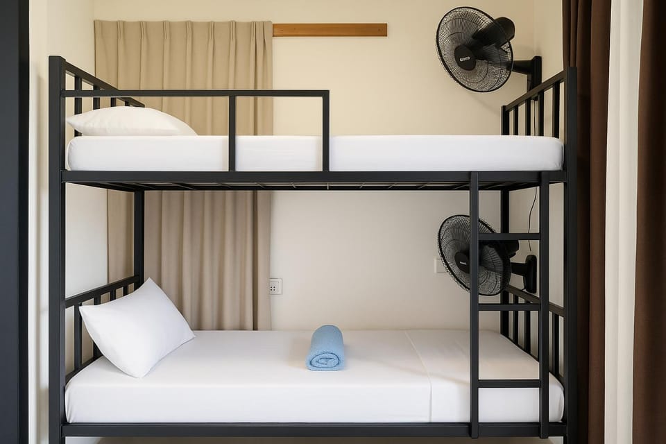 Bed, Bedroom, bunk bed, towels