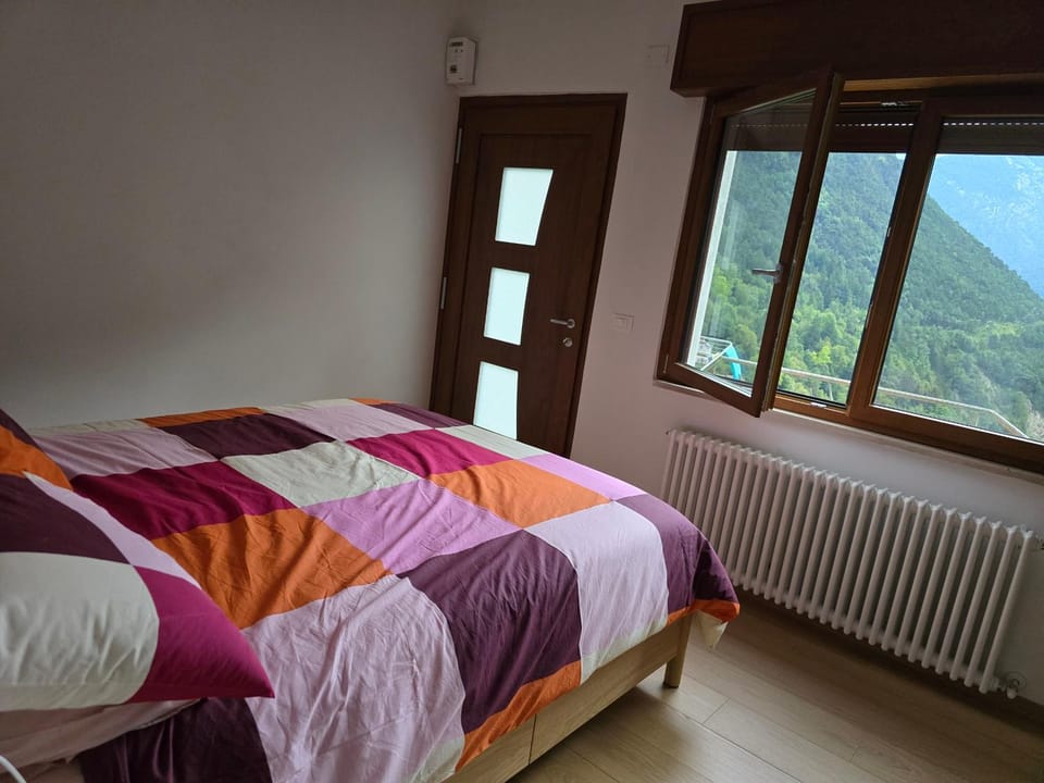 Bedroom, Mountain view