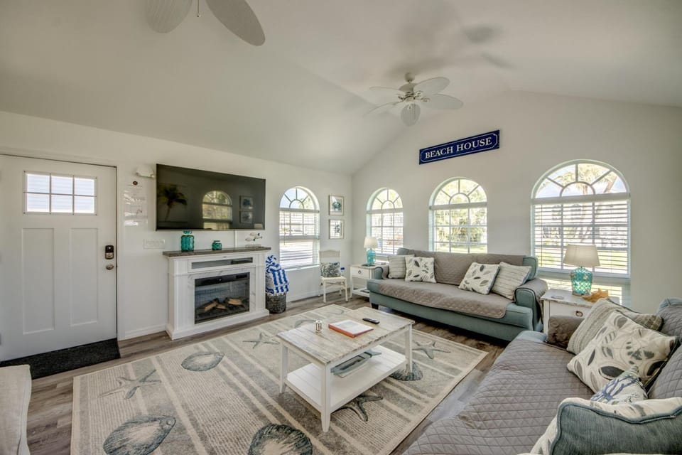 214 Pearl Street Main House Apartment in Estero Island