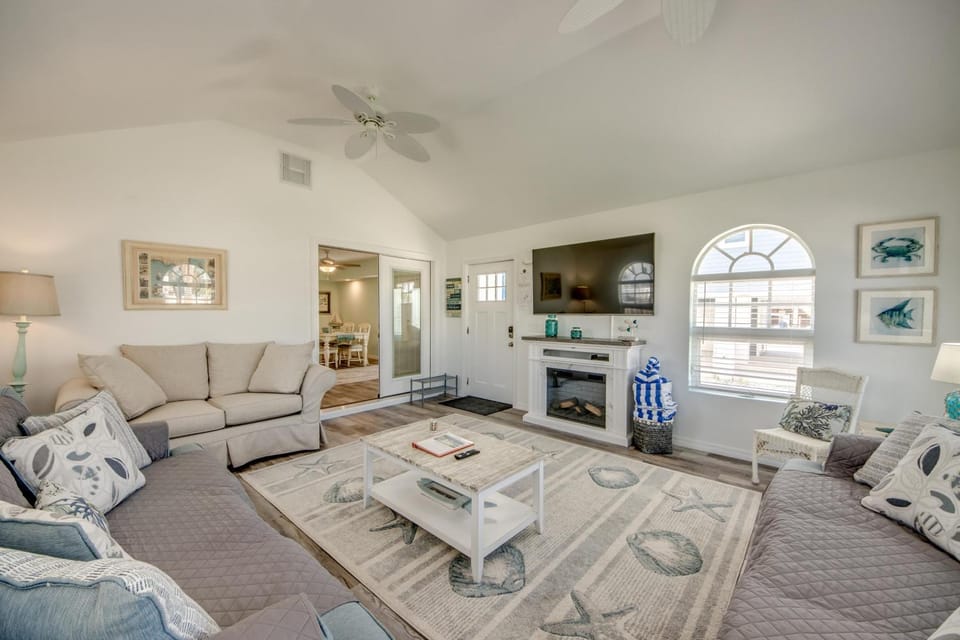 214 Pearl Street Main House Apartment in Estero Island