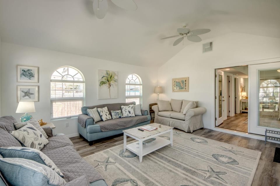 214 Pearl Street Main House Apartment in Estero Island