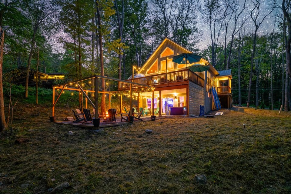 Chalet with Hot Tub, Game, Movie Room, Lake and Pool Access Chalet in Big Bass Lake