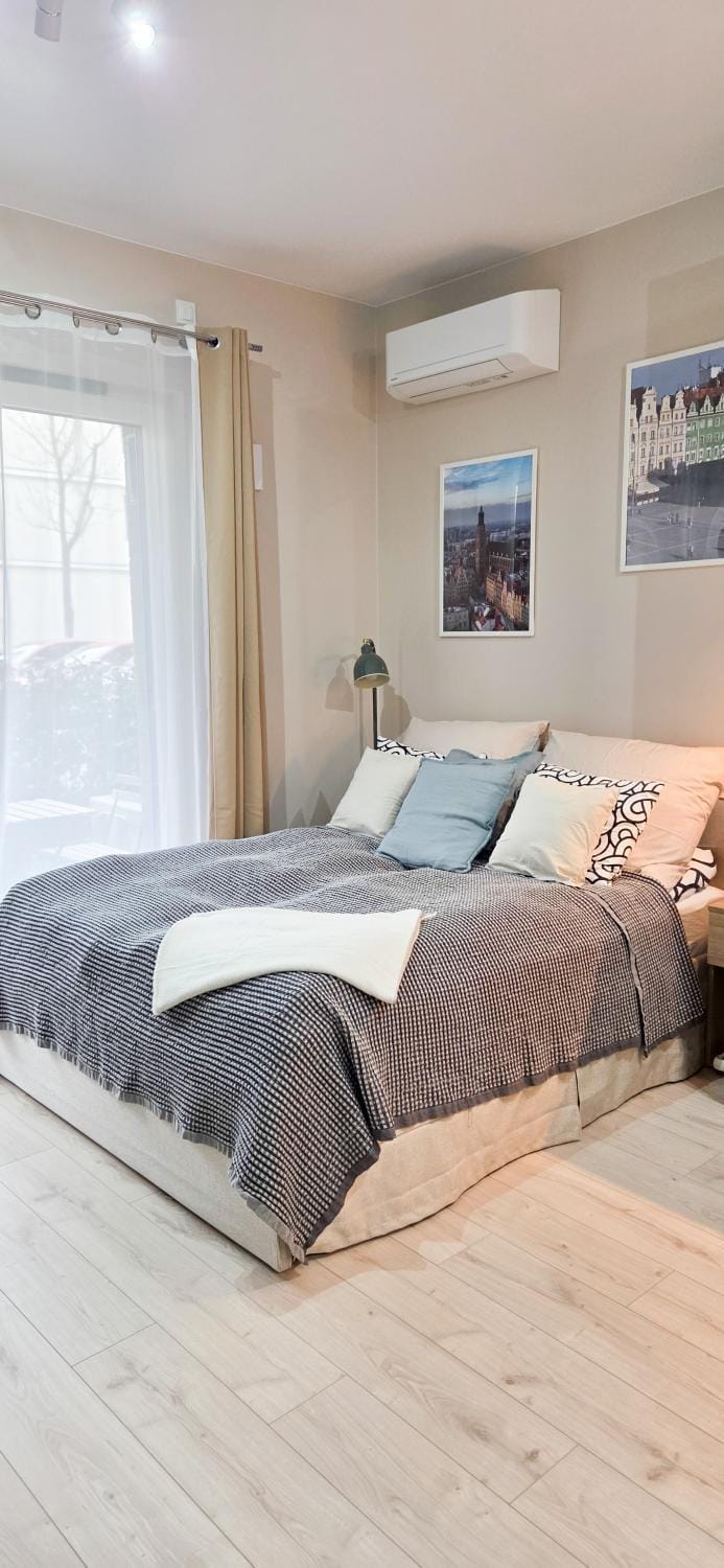 Bed, Bedroom, air conditioner