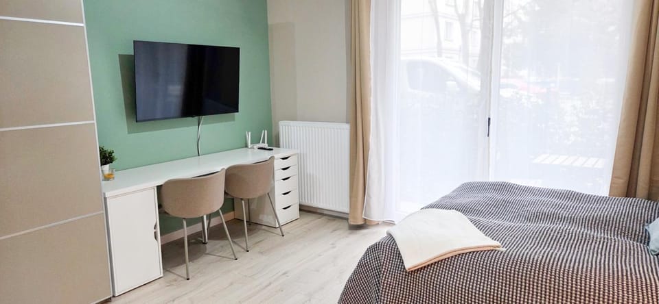 Bed, TV and multimedia, Photo of the whole room