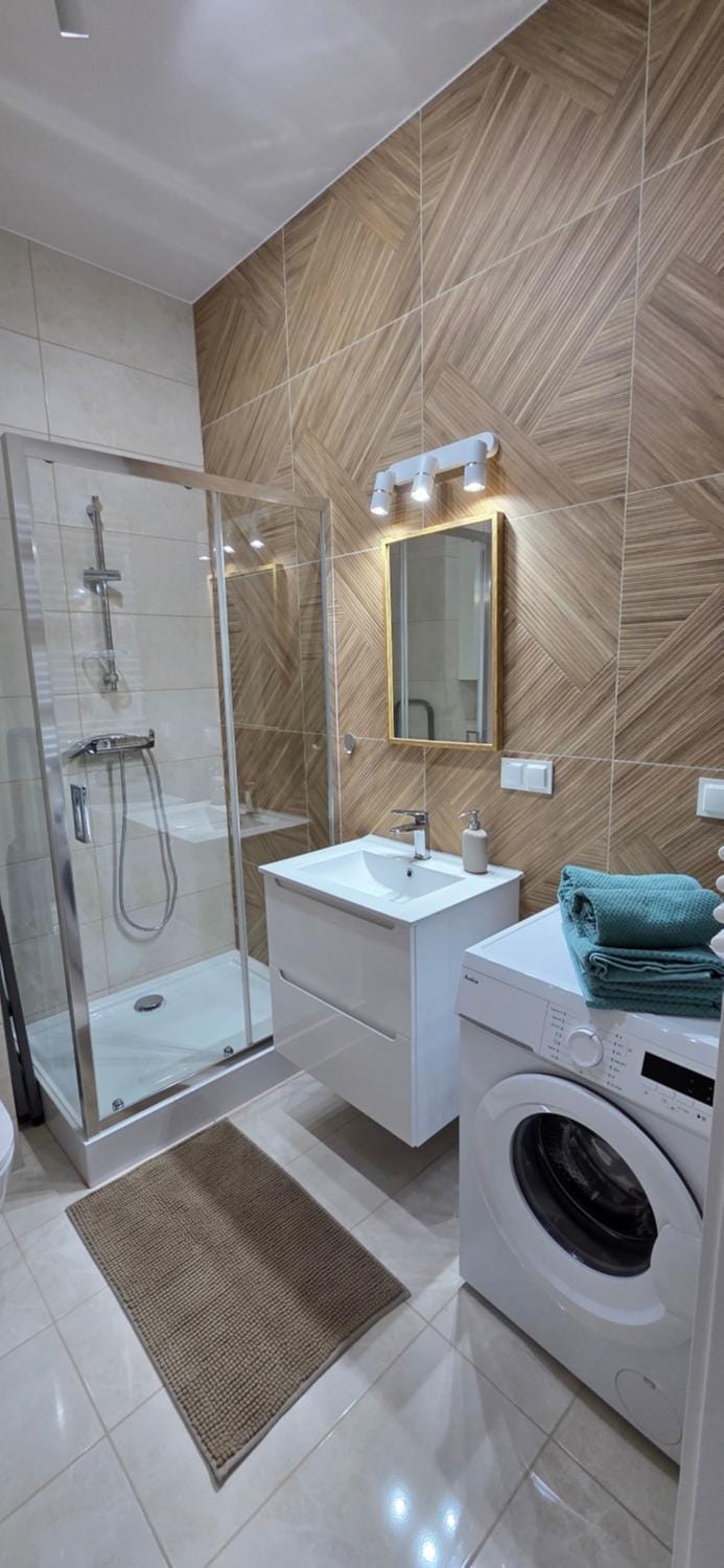 Shower, Toilet, Bathroom, towels, washing machine, dryer