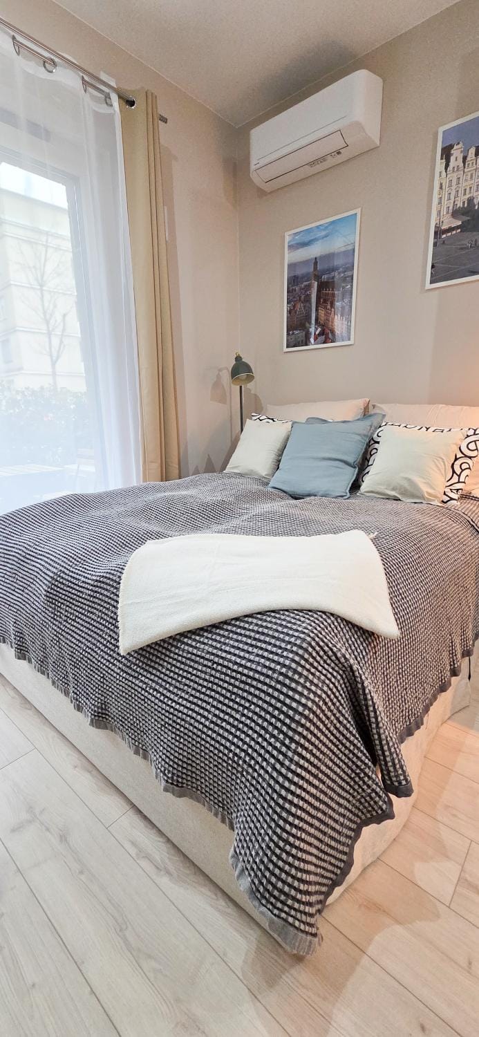 Bed, Photo of the whole room, Bedroom, air conditioner