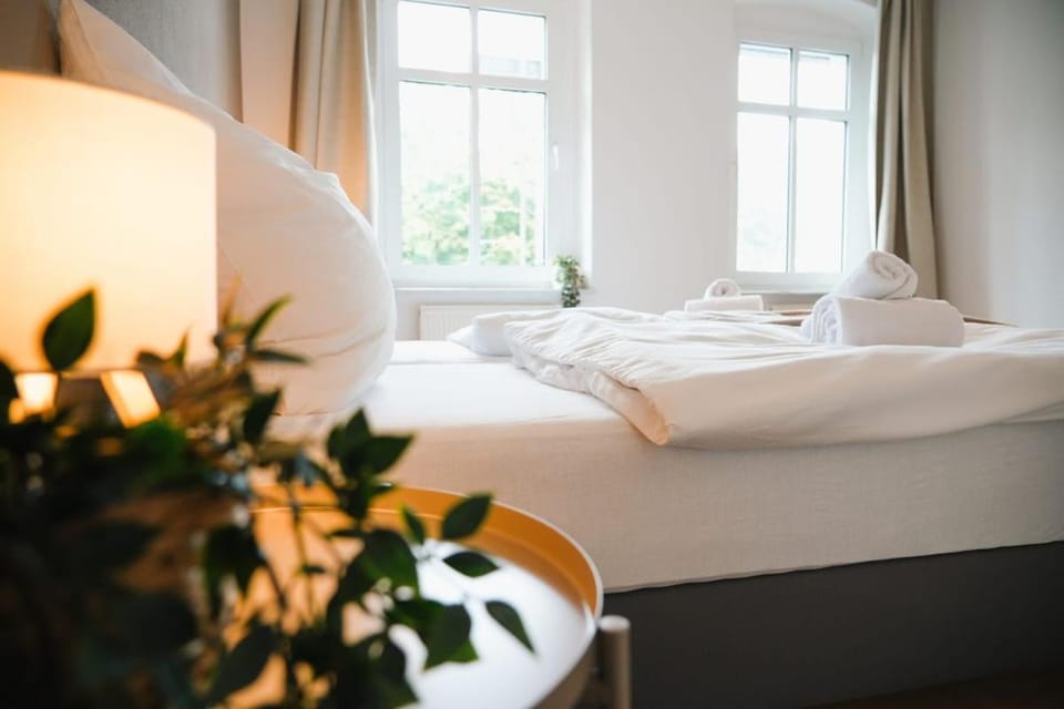 Bed, Bedroom, towels