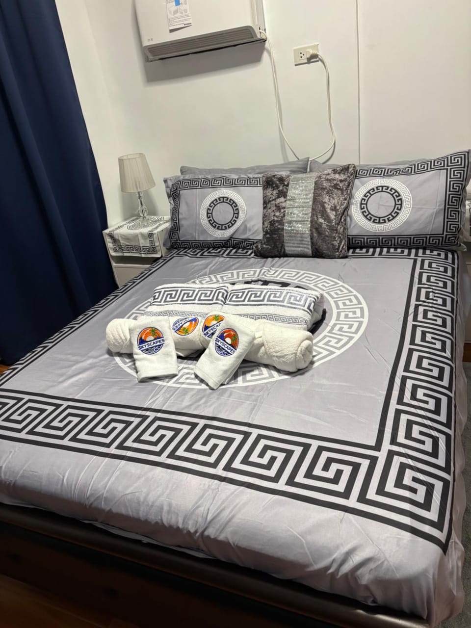 1 bedroom condo unit for 4 with balcony, pool, WIFI at Newport across NAIA T3 Apartment in Pasay