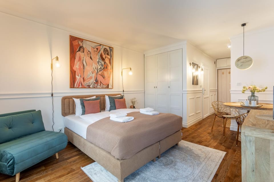 Bed, Photo of the whole room, Seating area, towels