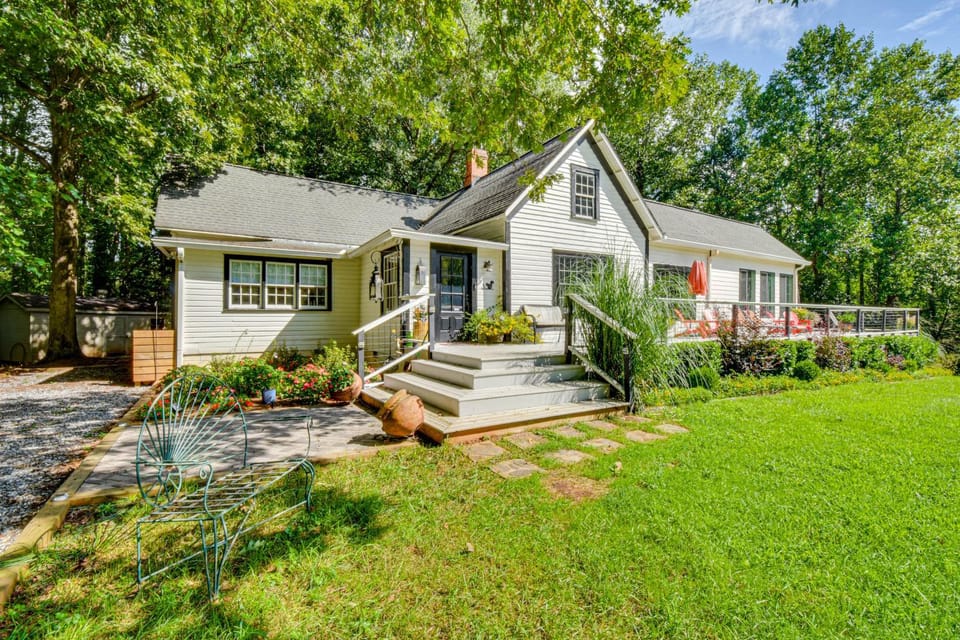 30 Acres & Pond: North Georgia Mtn Farmhouse House in Demorest