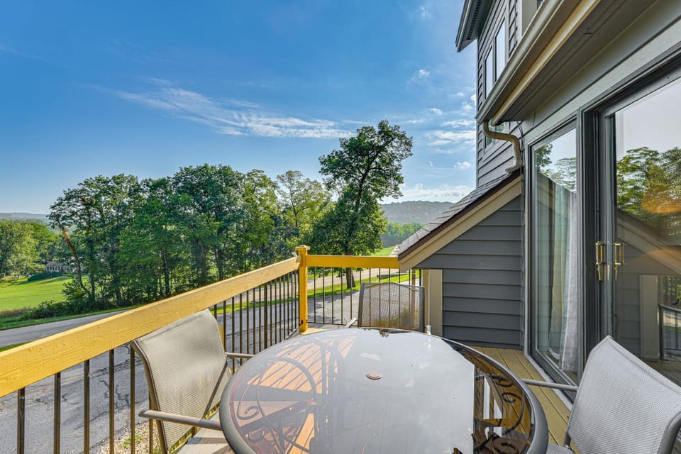 4 MI to Lake Galena: TH w/ Indoor Pool & Views! House in Iowa