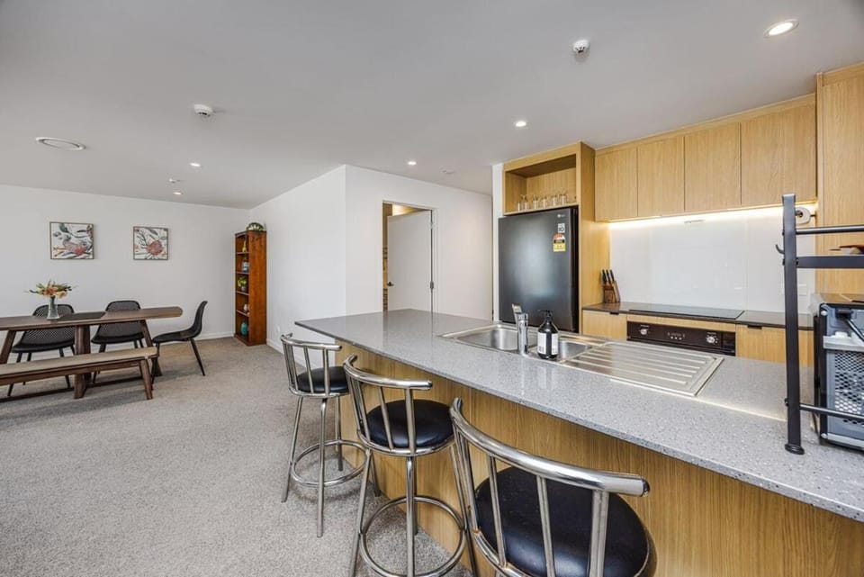 Kitchen or kitchenette, Living room, Seating area, Dining area, oven, stove