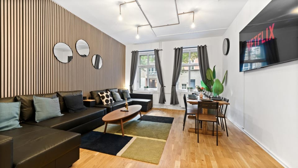 Communal lounge/ TV room, Living room, Seating area, Evening entertainment