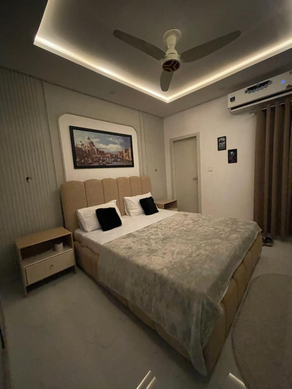 Bed, Photo of the whole room, Bedroom, air conditioner