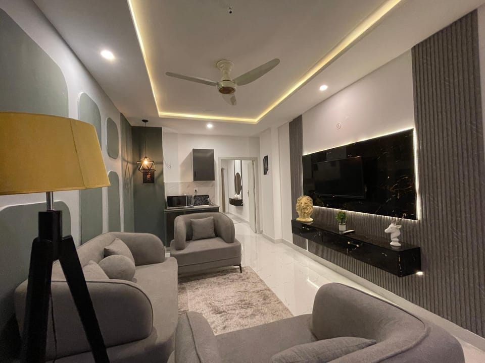 Communal lounge/ TV room, TV and multimedia, Living room, Seating area, Evening entertainment