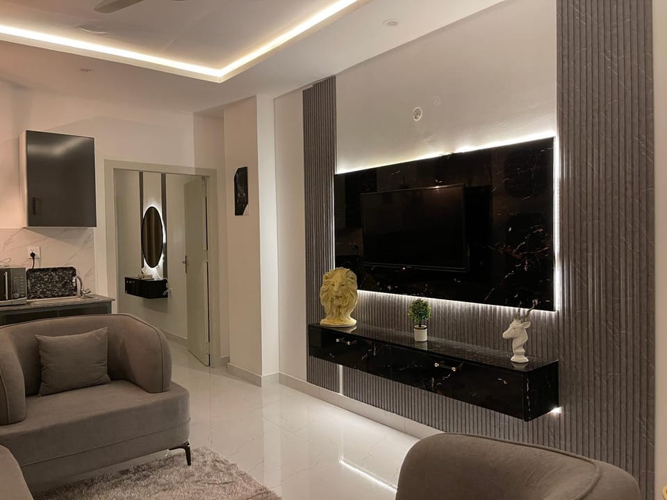 Communal lounge/ TV room, TV and multimedia, Living room, Seating area, Evening entertainment