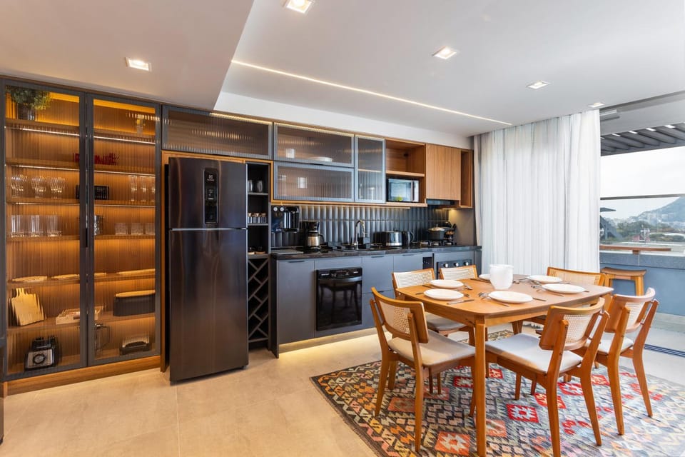 Kitchen or kitchenette, Dining area, minibar, oven, stove